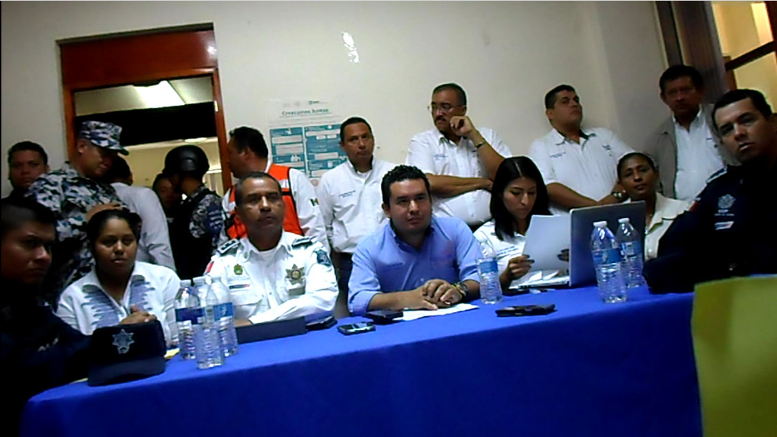 Reunión en la colonia Gutiérrez Rosas, en Veracruz, a la que asistieron mandos de la Marina Armada de México, Omar Cruz y Nabor Nava.